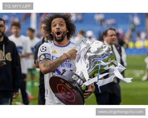 足球比赛中的边后卫助攻与防守职责