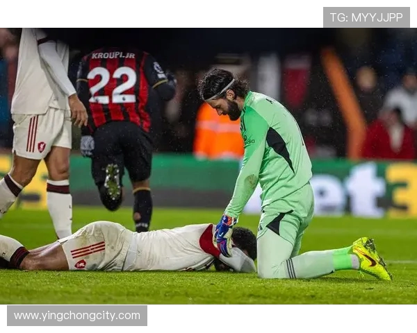 英超球员与球迷亲密拥抱瞬间盘点，展现足球魅力