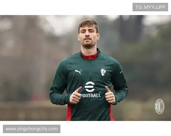 意媒报道米兰放假日加比亚与菲尔克鲁格自愿加练展现职业精神