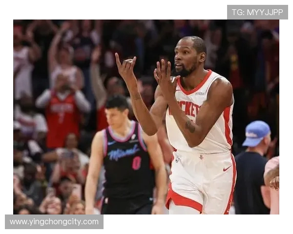 霍勒迪绝杀三分震撼全场杜兰特坐板凳神情凝重显紧张 霍勒迪绝杀三分震撼全场杜兰特坐板凳神情凝重显紧张